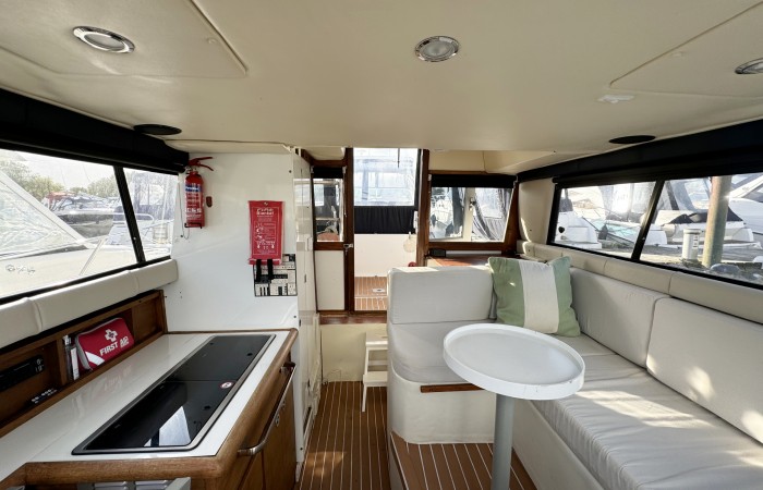 Bayliner Cierra 2556. Emivere. Saloon pic 3