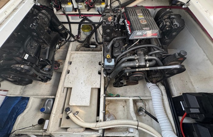 Bayliner 3055 Ciera. Playbuoy Engine Bay pic 1