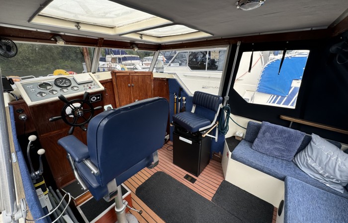 Princess 25 Executive. Hubble Bubble Cockpit pic 1