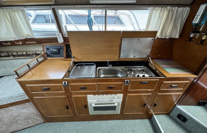 Princess 25 Executive. Hubble Bubble Galley