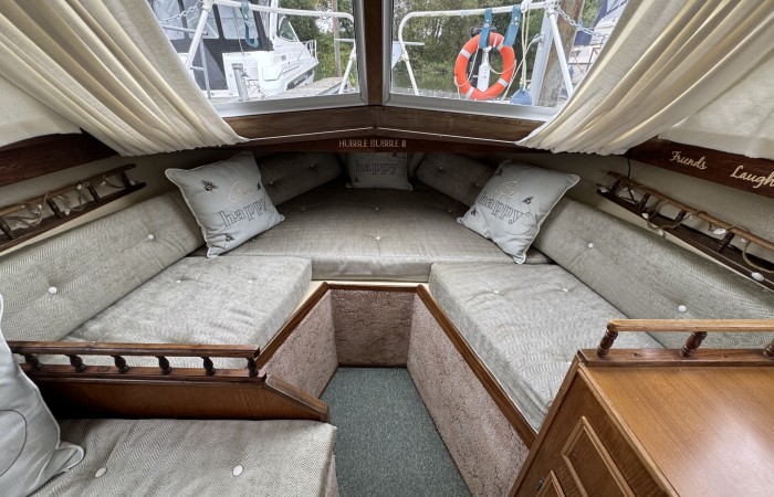 Princess 25 Executive. Hubble Bubble Vee Berth