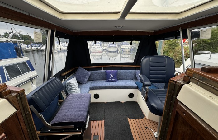 Princess 25 Executive. Hubble Bubble Cockpit pic 2