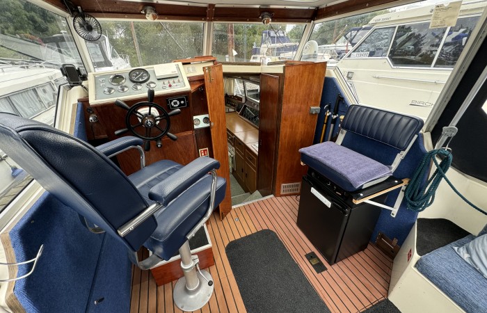 Princess 25 Executive. Hubble Bubble Cockpit pic 3