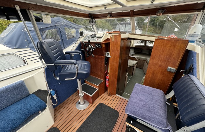 Princess 25 Executive. Hubble Bubble Cockpit pic 4