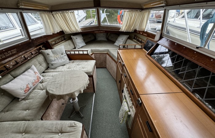 Princess 25 Executive. Hubble Bubble Cabin pic 1