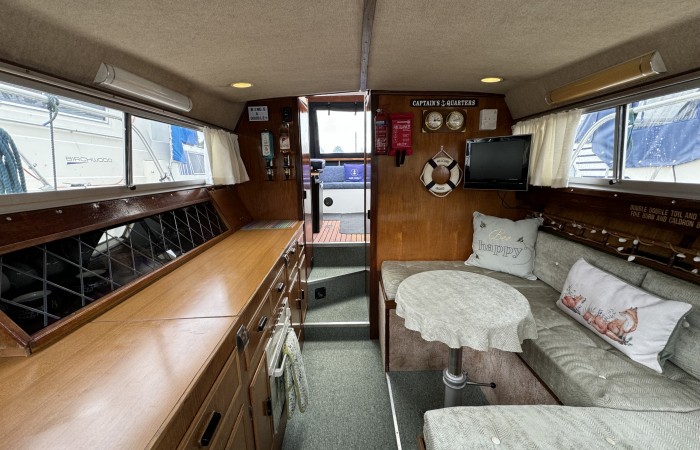 Princess 25 Executive. Hubble Bubble Cabin pic 2