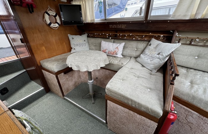 Princess 25 Executive. Hubble Bubble Dinette
