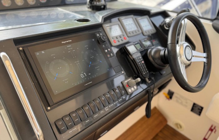 Princess V45 Esperanca. Helm pic 3