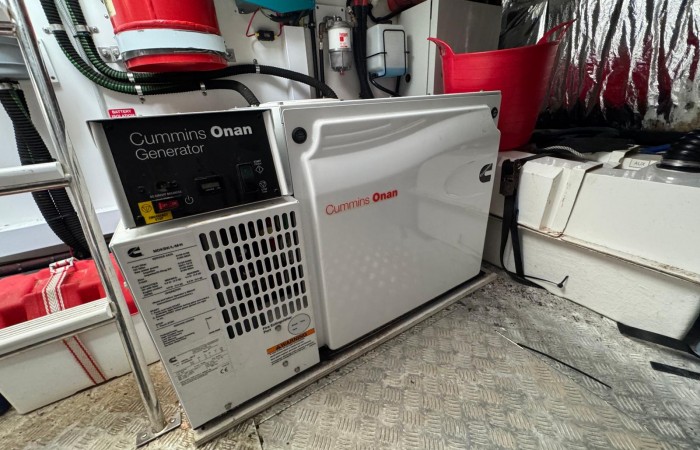 Princess V45 Esperanca. Engine Bay pic 7