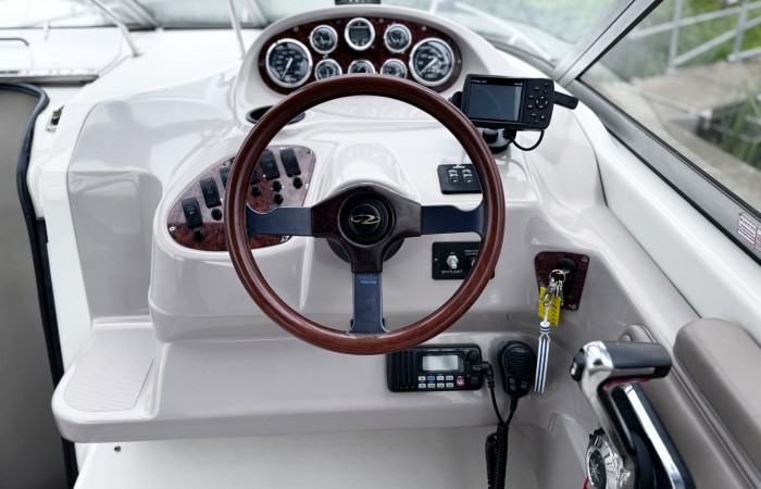 Regal Commodore 242. Lagoona 2 Helm pic 4