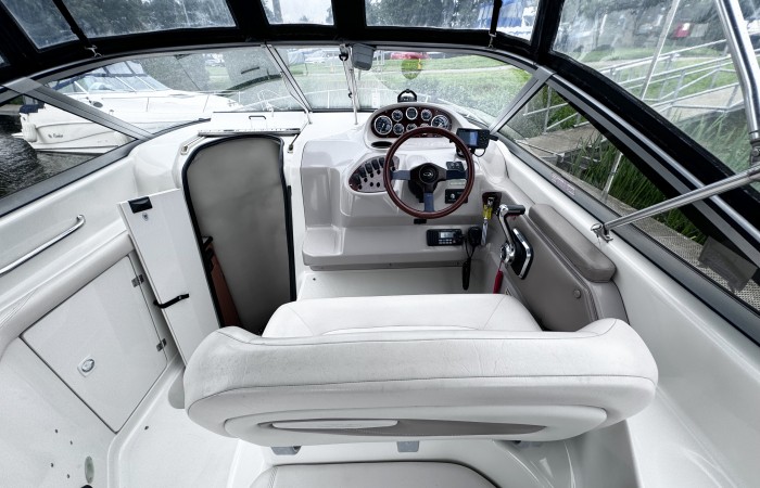 Regal Commodore 242. Lagoona 2 Helm pic 1