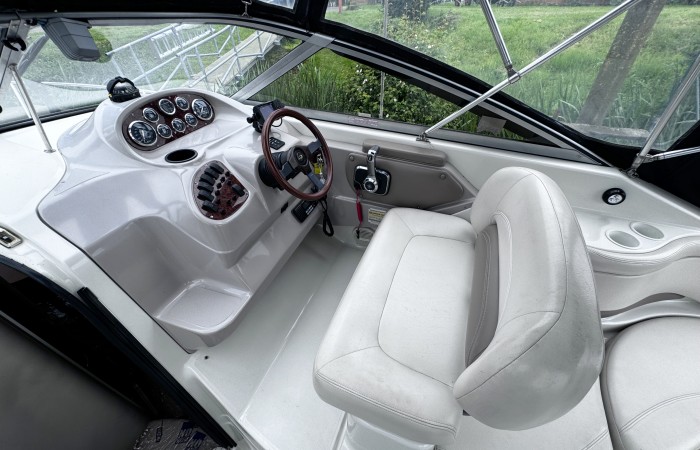 Regal Commodore 242. Lagoona 2 Helm pic 2