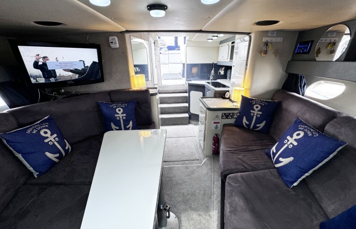 Sunseeker 36 Repello. Silver Sovereign. Saloon pic 6