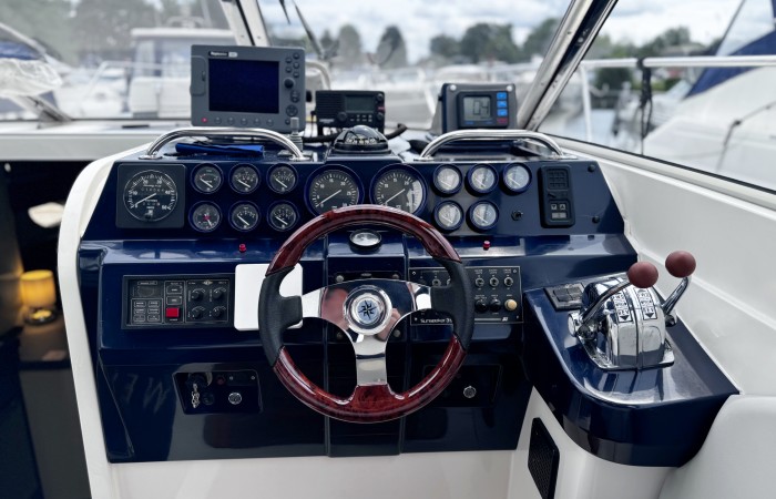 Sunseeker 36 Repello. Silver Sovereign. Helm pic 2