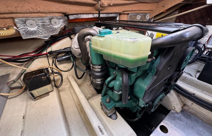 Windy 25 Mirage Engine Bay pic 1