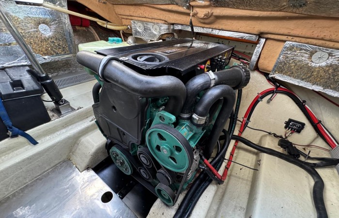 Windy 25 Mirage Engine Bay pic 3