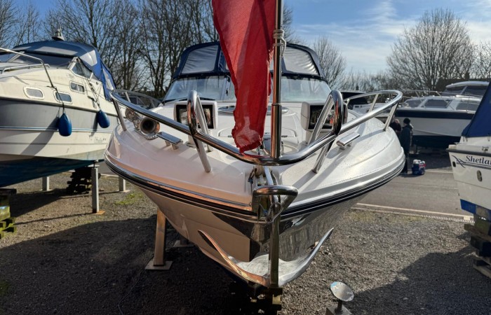 Windy 25 Mirage out of the water pic 1