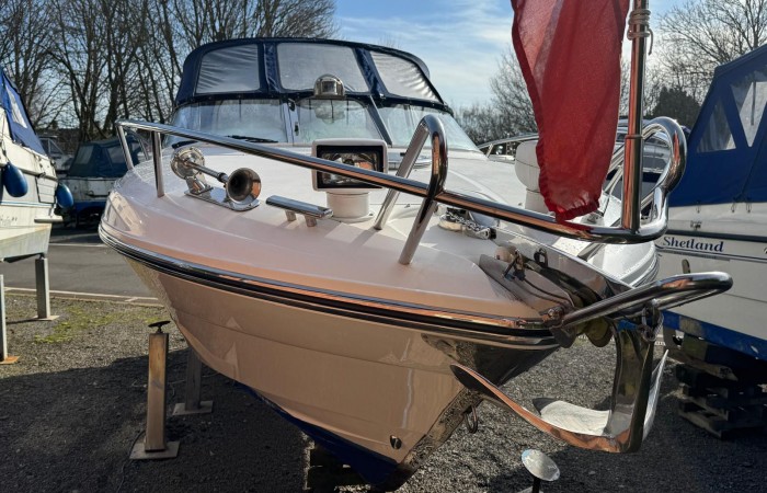 Windy 25 Mirage out of the water pic  2